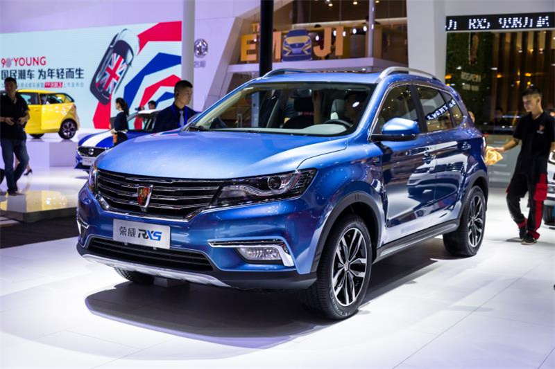 全新荣威950、荣威e950定义“高级轿车” 成都车展亮相售价16.88万起 互联网汽车上市一周年 系统升级带来颠覆式进化