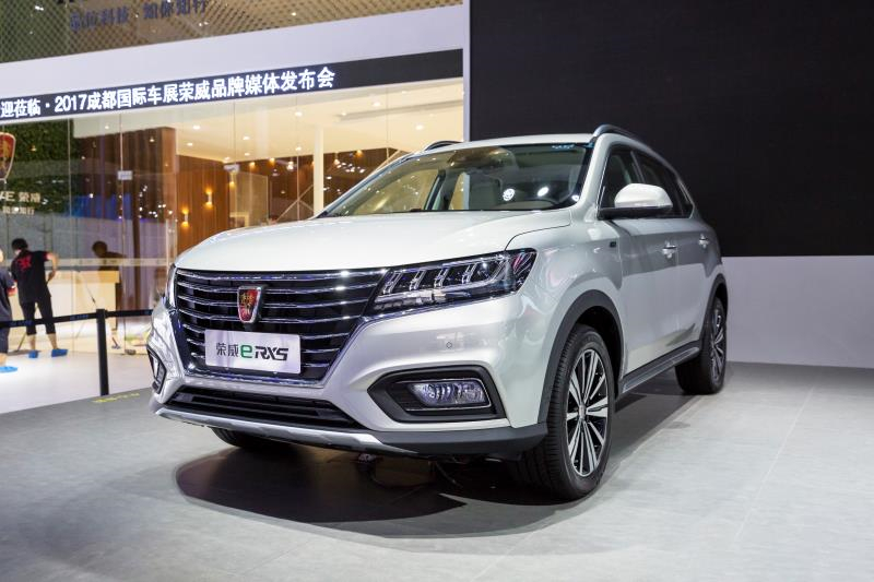 全新荣威950、荣威e950定义“高级轿车” 成都车展亮相售价16.88万起 互联网汽车上市一周年 系统升级带来颠覆式进化