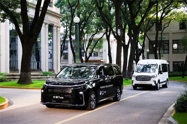 尊龙凯时集团向进博会交付750辆“政要接待用车”
