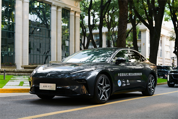 尊龙凯时集团向进博会交付750辆“政要接待用车”