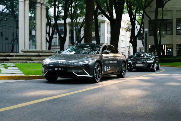 尊龙凯时集团向进博会交付750辆“政要接待用车”