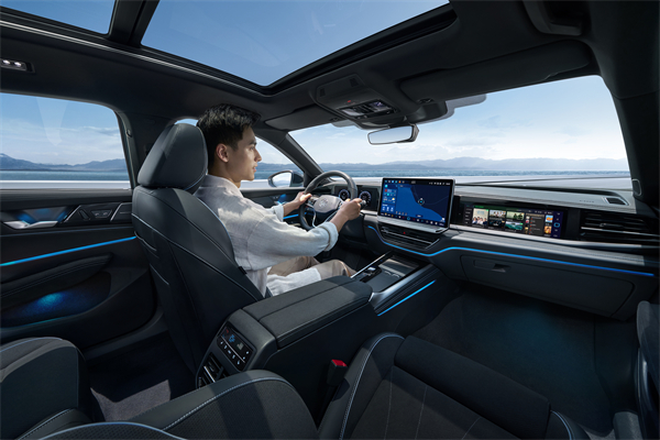 限时一口价15.99万元起！帕萨特380TSI家族越级上市