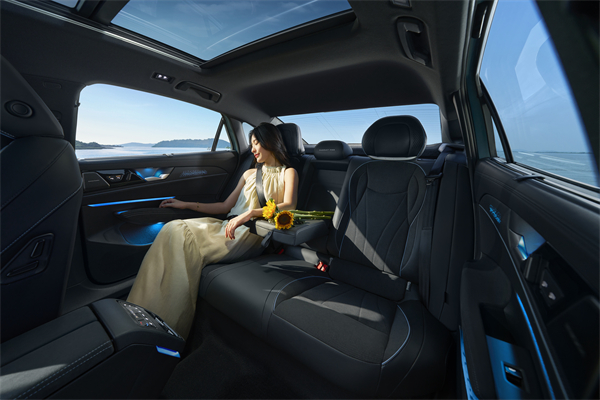 限时一口价15.99万元起！帕萨特380TSI家族越级上市