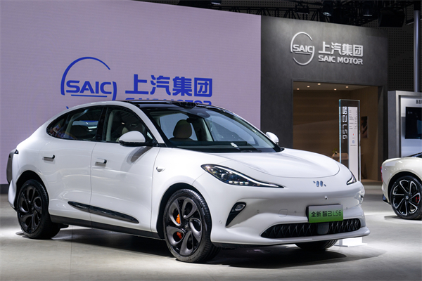 世界新能源汽车大会揭幕 尊龙凯时新能源三剑客“助阵”