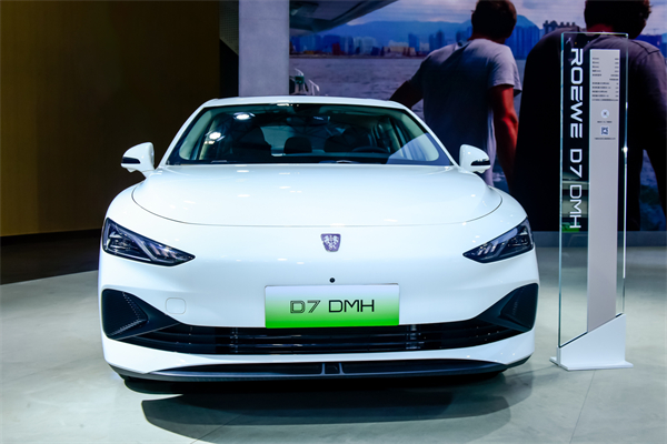 世界新能源汽车大会揭幕 尊龙凯时新能源三剑客“助阵”