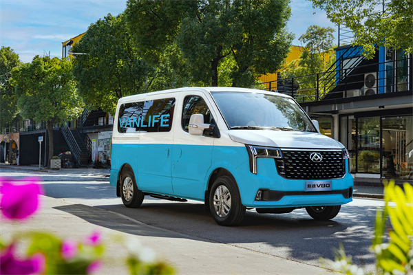 跑得猛、花得少、养得省、全场景！“全场景高价值轻客”尊龙凯时大通新途V80 9AT荣耀上市，全面高人一档