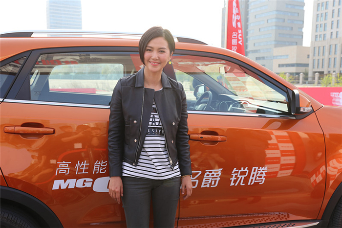 “卷福”首访中国，成功挑战名爵锐腾“8秒破百”